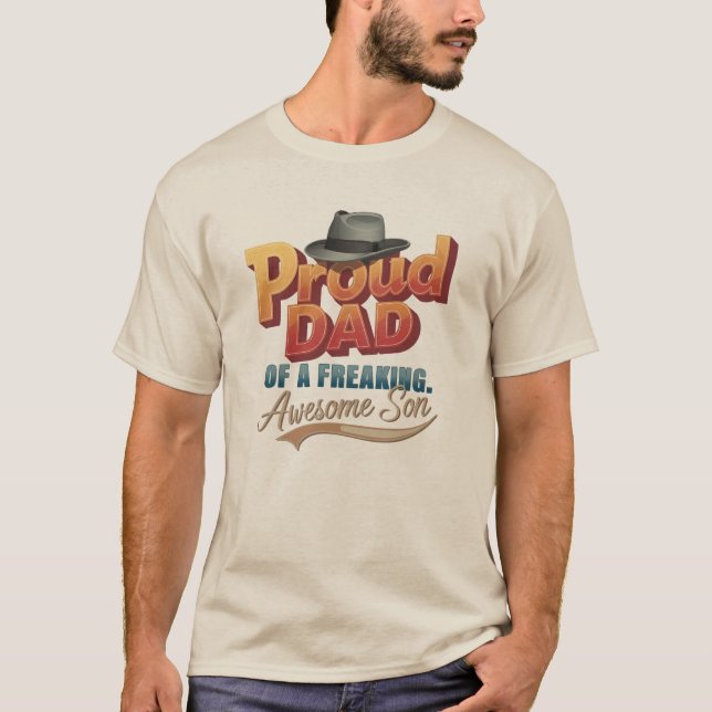 "Proud Pappa of a Freaking Fantastisk Son" T-Shirt (Framsida)