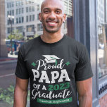 Proud Pappa om en familjemässig matchning 2023 i s T Shirt<br><div class="desc">Fira din sons eller dotters studenten med denna moderna t-shirt med texten "Proud PAPPA of a 2023 Student" i vitt och grönt. Anpassa enkelt denna t-shirt med studenten och namn i student genom att redigera mallen fält.</div>