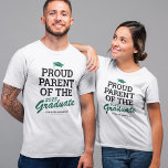 Proud Parent Family Student Black Grönt T Shirt<br><div class="desc">Anpassningsbar studenten-familjens t-shirt med en grönt grad sockel,  talesättet "stolt förälder till student" som kan vara personlig till mamma,  pappa,  bestie,  syster,  bror,  mormor,  farfar eller vilken annan titel som helst,  klassåret,  studenter namn och den skola eller högskola som de deltog i.</div>