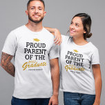Proud Parent Family Student Black Gult T Shirt<br><div class="desc">Anpassningsbar studenten-familjens t-shirt med gyllene gult grad sockel,  talesättet "stolt förälder till student" som kan vara personlig till mamma,  pappa,  bestie,  syster,  bror,  mormor,  farfar eller vilken annan titel som helst,  klassåret,  studenter namn och den skola eller högskola som de deltog i.</div>