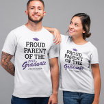Proud Parent Family Student Black Lila T Shirt<br><div class="desc">Anpassningsbar studenten-familjens t-shirt med en lila grad cap,  talesättet "stolt förälder till student" som kan vara personlig till mamma,  pappa,  bestie,  syster,  bror,  mormor,  farfar eller vilken annan titel som helst,  klassåret,  studenter namn och den skola eller högskola som de deltog i.</div>