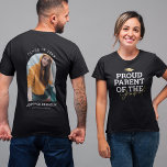 Proud Parent Studenten Day T-Shirt<br><div class="desc">Modern studenten t-shirt med faux guld foil grad cap,  det som kan vara personlig till mamma,  pappa,  bestie,  syster,  bror,  mormor,  farfar eller vilken annan titel som helst. På baksidan finns ett foto av student,  deras namn,  klassår och den skola eller högskola de deltog i.</div>