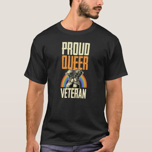Proud Queer Veteran Gay pride Rainbow Queer Soldie T Shirt (Framsida)