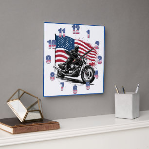 Proud rider med amerikansk flagga i solnedgång fyrkantig klocka