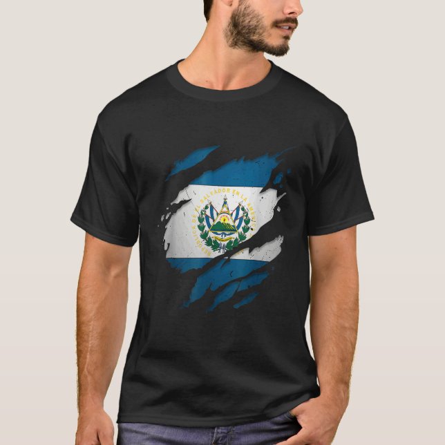 Proud Salvadorian   Torn Ripped El Salvador Flag T Shirt (Framsida)