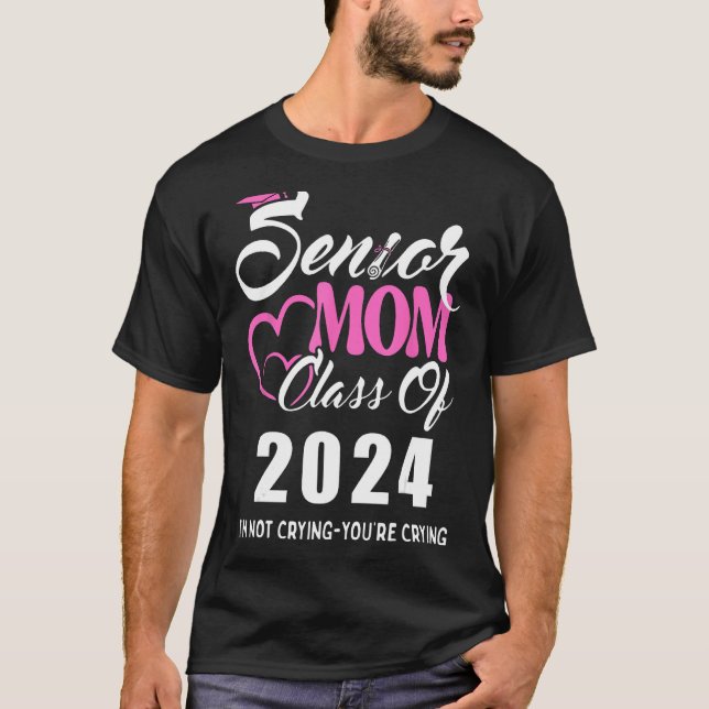 Proud seniora mamma 2024 studenten-klass, inte kry t shirt (Framsida)