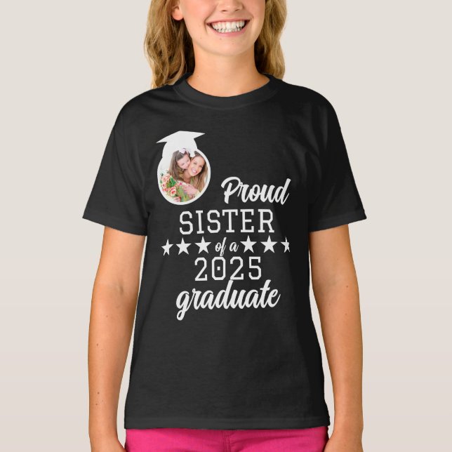Proud Sister av 2025 års familj Studenten i Studen T Shirt (Framsida)