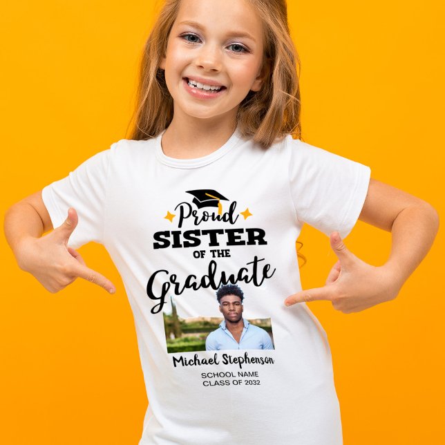 Proud Sister av ett foto namn 2023 student T Shirt (Skapare uppladdad)