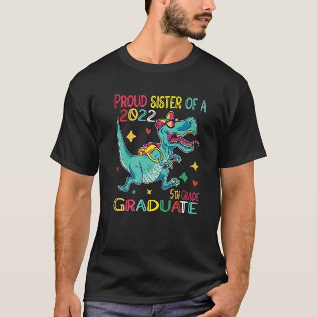 Proud Sister i klass 2022, 5:e Klass Student Di T Shirt (Framsida)