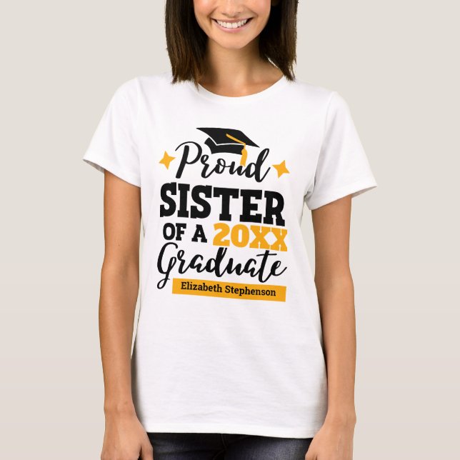 Proud Sister med 2022 svart guld-sockel i student T Shirt (Framsida)