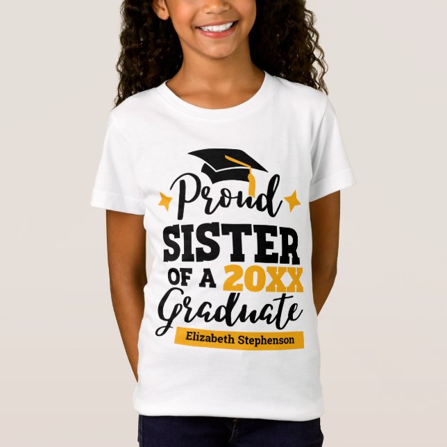 Proud Sister med 2022 svart guld-sockel i student T Shirt (Framsida)
