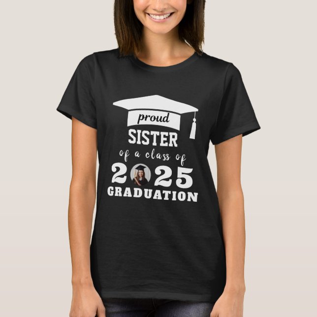 PROUD SISTER MED EN KLASS AV 2025 GRAD, ANPASSNING T SHIRT (Framsida)