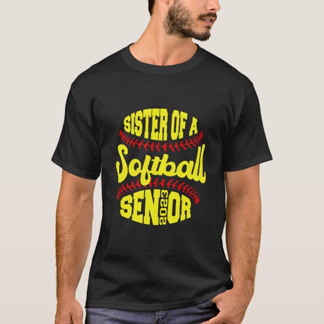 Proud Sister Of A Softball Senior 2023 Graduate T Shirt (Framsida)