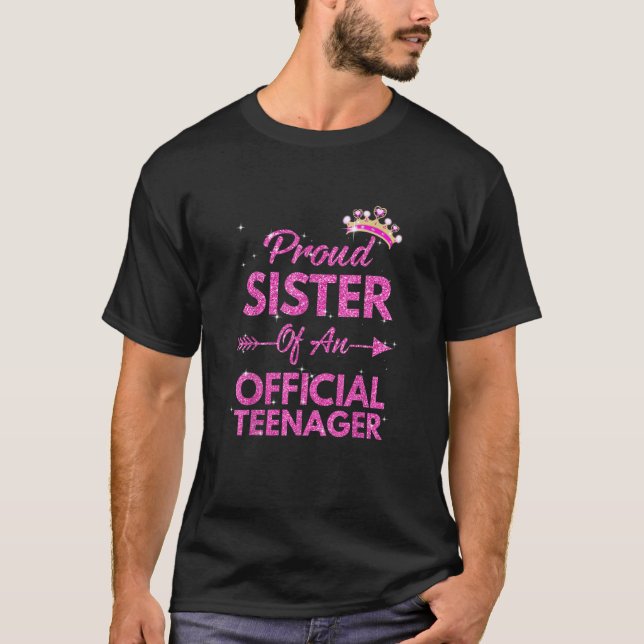 Proud Sister Officiell Teenager 13:e födelsedagen  T Shirt (Framsida)