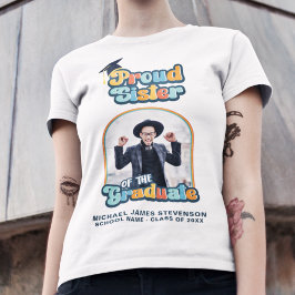Proud Sister på fotocellröret i student T Shirt