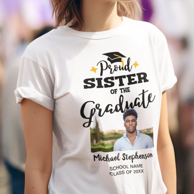 Proud Sister på fotot namn i student T Shirt (Skapare uppladdad)