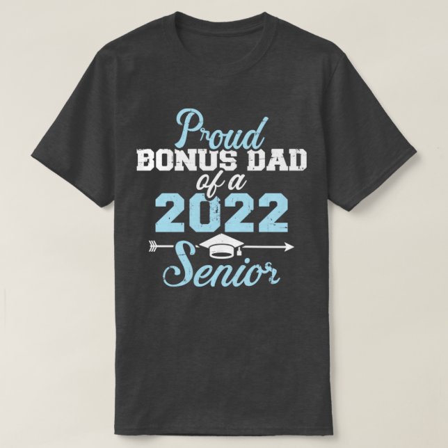 Proud stepdad av 2022 års högsta klass i studenten t shirt (Design framsida)