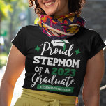 Proud Stepmamma från 2023 student-familjmatchning T Shirt<br><div class="desc">Fira din styvarsons eller stympdotters studenten med denna moderna t-shirt med en "Proud STEPMOM of a 2023 Student"-typografi i vitt och grönt typsnitt dekorerad med en gradsockel med grönt tassel. Anpassa enkelt denna t-shirt med studenten-året och gradens namn genom att redigera mallen fält. Den här t-shirt är en del av...</div>