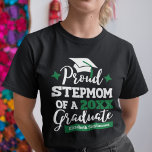 Proud Stepmamma från 2023 student-familjmatchning T Shirt<br><div class="desc">Fira din styvarsons eller stympdotters studenten med denna moderna t-shirt med en "Proud STEPMOM of a 2023 Student"-typografi i vitt och grönt typsnitt dekorerad med en gradsockel med grönt tassel. Anpassa enkelt denna t-shirt med studenten-året och gradens namn genom att redigera mallen fält. Den här t-shirt är en del av...</div>