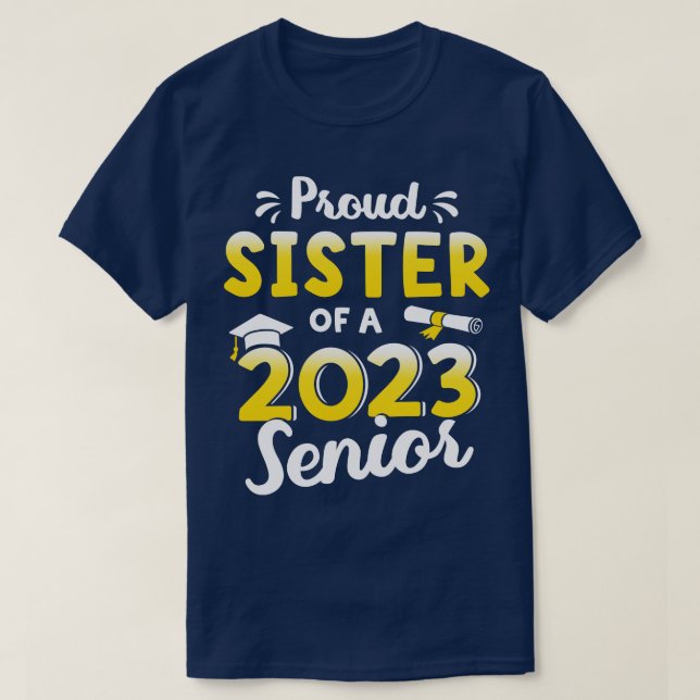 Proud syster i studenten-klass 2023 t shirt (Design framsida)