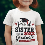 Proud Syster med svart student-lock T Shirt<br><div class="desc">Fira din broders eller systers studenten med denna moderna t-shirt med en "Proud SISTER of a 20xx Student"-typografi i svart och rött typsnitt som dekoreras med ett svart hylsa med rött tassel. Anpassa enkelt den här t-tröjan med studenten-året och gradens namn genom att redigera fält. Den här t-shirt är en...</div>