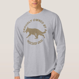 Proudly ägt av en räddinghund 48 t-shirt