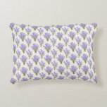Provence Lavender accent Pillow Prydnadskudde<br><div class="desc">För in den lugnande charmen på Fransken landsbygden i ditt hem med Provence lavender dekorativ kudde. Den här kudden har elegant vattenfärgsstift i lavender i lila och gröntar, och ger en strålande men förfinad beröring till vilket rum som helst. Det kan vara en tänkbar värmegåva i hemmet, en mysigt accent...</div>