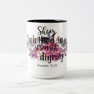Proverbs31:25 bekläs hon i styrka Två-Tonad mugg