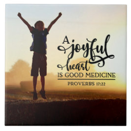 Proverbs 17:22 Ett hjärtkärt är bra medicin Kakelplatta