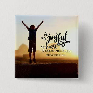 Proverbs 17:22 Ett hjärtkärt är bra medicin Knapp