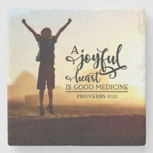 Proverbs 17:22 Ett hjärtkärt är bra medicin Stenunderlägg