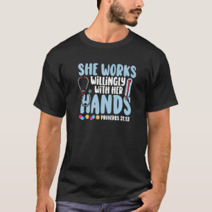 Proverbs 31. Hon jobbar med Händer Nur T Shirt