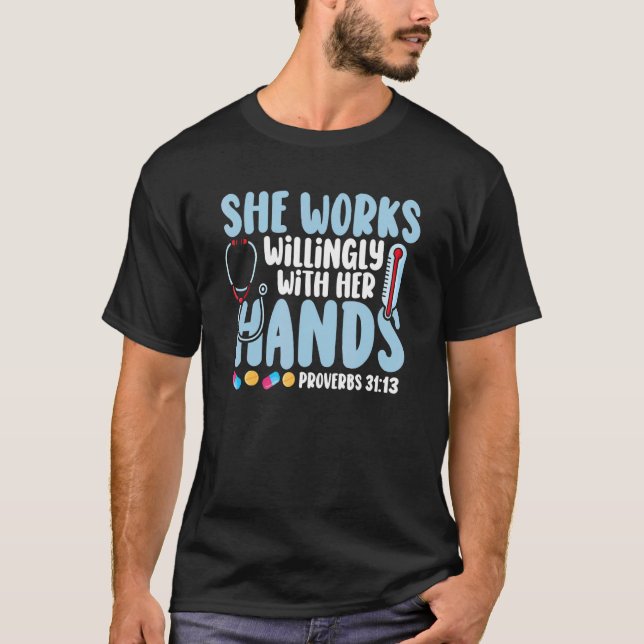 Proverbs 31 She Works Willingly With Her Hands Nur T Shirt (Framsida)