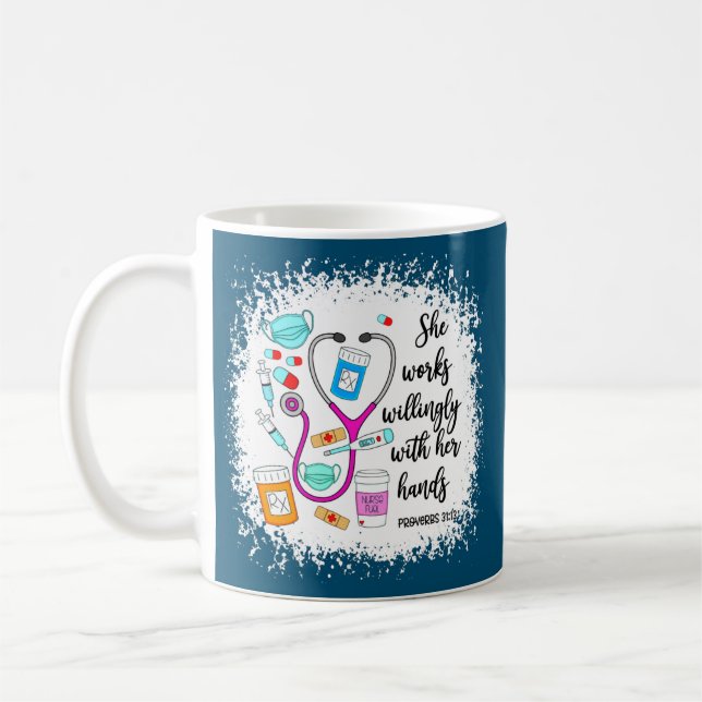 Proverbs 31 sjuksköterska hon arbetar med sin vilj kaffemugg (Vänster)