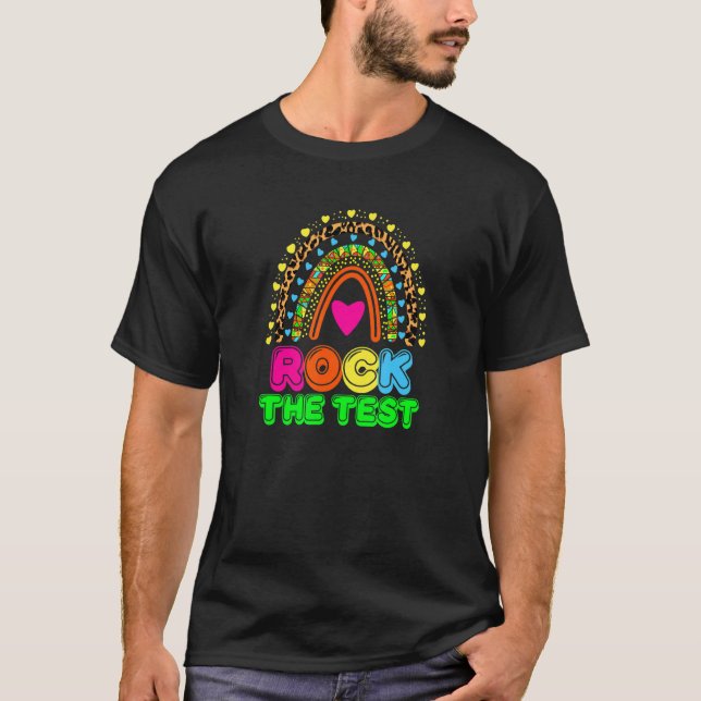 Provningsdag Sten testlärarens testdag för regnbåg T Shirt (Framsida)