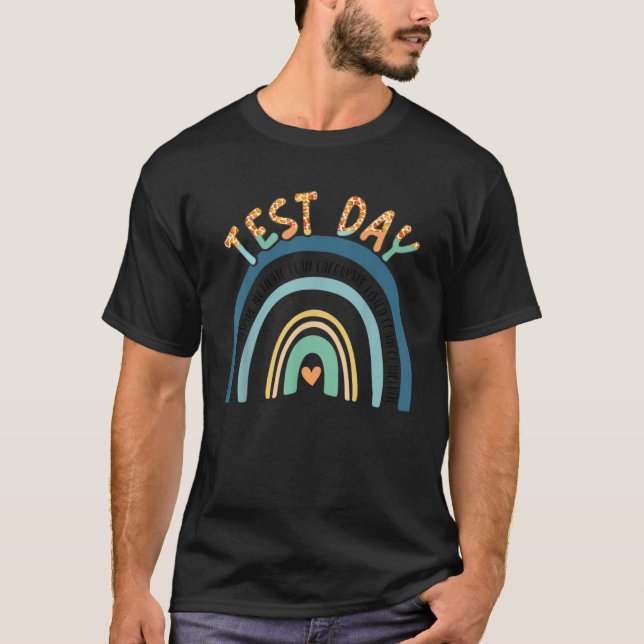 Provningsdag Sten testlärarens testdag för regnbåg T Shirt (Framsida)