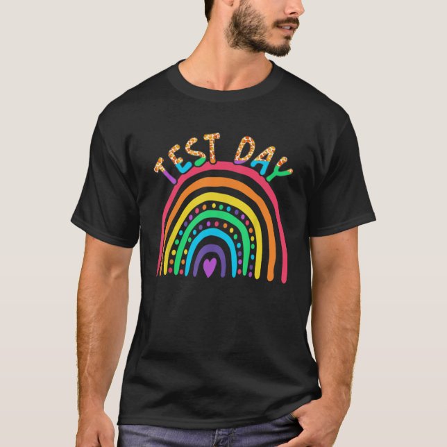 Provningsdag Sten testlärarens testdag för regnbåg T Shirt (Framsida)