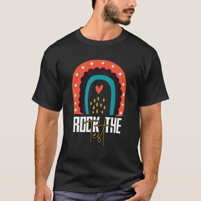 Provningsdag Sten testlärarens testdag för regnbåg T Shirt (Framsida)