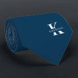 Prussian Blue Elegant Monogram   Namn | Tvåsidig Slips<br><div class="desc">En elegant som har ett fet vitt monogram över en djup preussisk blå bakgrund. Ovanpå detta monogram sitter ditt förnamn eller efternamn som är skrivet i alla huvudstäder. Om du vill ha ett djärvare utseende för namn inuti det stora brev kan du göra följande: Använda anpassningsfunktionen och redigera och klicka...</div>