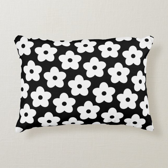 Prylar i svart och vitt blommande retro och glad prydnadskudde (Framsidan)
