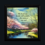 Psalm 23:2-3 Han återställer min själ Bible Verse Minnesask<br><div class="desc">I presentboxen med inspirationstecken visas en vacker vattenfärgsmålning med en tyst ström av vatten som är sammanfogad med rosa blommar träd och blå himmel. Det är en del av den älskade och uppmuntrande bibelversen "Herren är min Shepherd",  Psalm 23:2-3,  "Han leder mig vid stilla vatten,  han återställer min själ."</div>