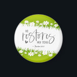 Psalm 23:3 Han återställer min själ Bible Verse Magnet<br><div class="desc">I den inspirerande citattrappmagneten visas en enkel blommigt med vita blommor och grönt gräs. Det är en uppmuntrande bibelverse från Psalm 23:3,  "Han återställer min själ".</div>