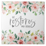 Psalm 23:3 Han återställer min Soul Bible Verse &  Kakelplatta<br><div class="desc">Keramisk platta med inspirerande citattecken skildrar en vacker blommigt vattenfärgsdesign med vitt och rosa ros och grönt. Den har en del av Bible Verse Psalm 23:3: "Han återställer min själ."</div>