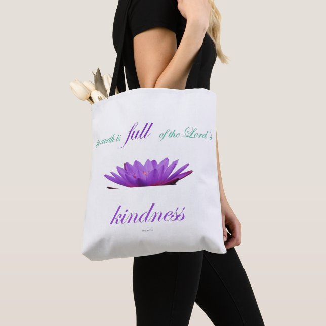 Psalm 33 lila lotus kinatiitet tygkasse (Närbild)