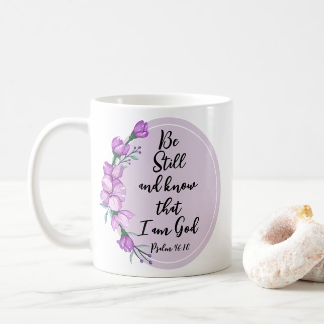 Psalm 46:10 Var stilla och känn Lila Blommar Kaffemugg (Med munk)