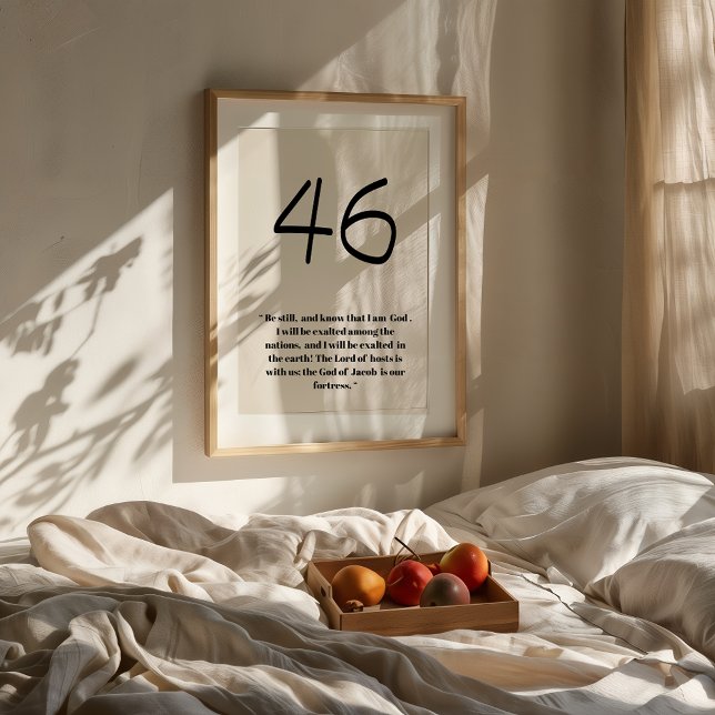 Psalm 46 Var stilla och känn kristen Poster (Minimalist Psalm 46 Bible verse art in a neutral modern room with wooden furniture and soft light.)