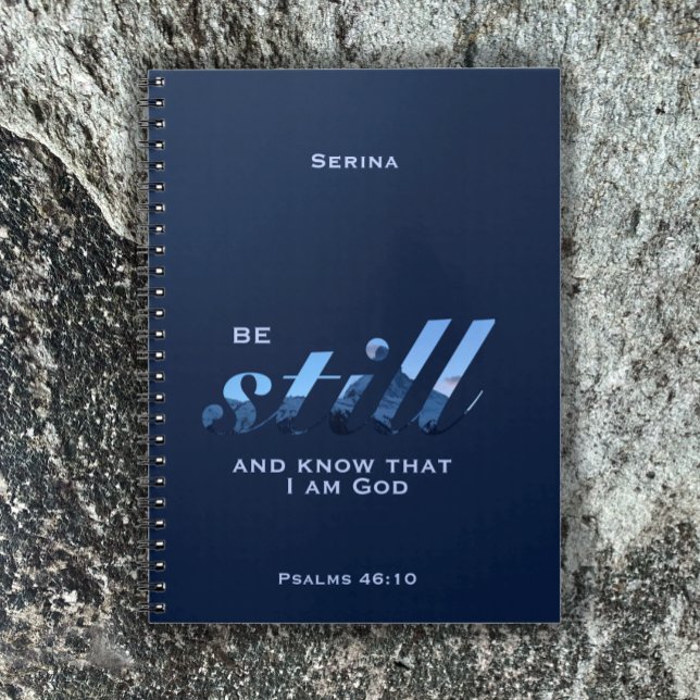 Psalms 46:10 Verse Blå fortfarande blå berg, lägg  Anteckningsbok (Be still and know that I am God prayer journal. Unique Swiss Alps script. Personalized Christian gif)