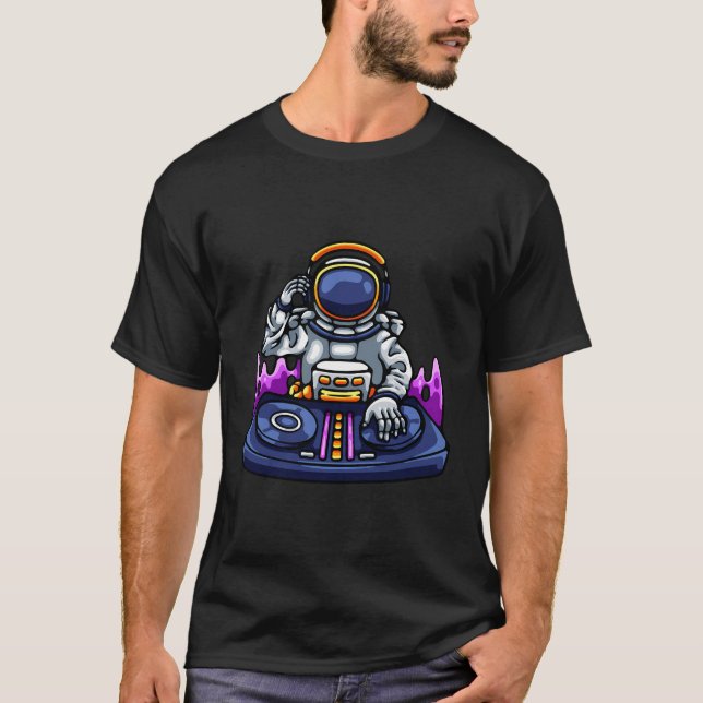 Psychedelic Astronaut Dj in Space Edm Music Festiv T Shirt (Framsida)