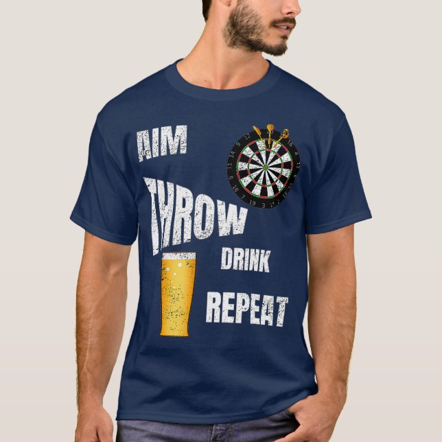 Pub Darts Player Larger Beer-drickare T Shirt (Framsida)