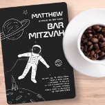 Pub Mitzvah Black and White Modern Astronaut Inbjudningar<br><div class="desc">Utformningen består av rymden inslag,  t.ex. astronaut,  stjärnor och planeter. Finns här: http://www.zazzle.com/store/selectpartysupplies</div>